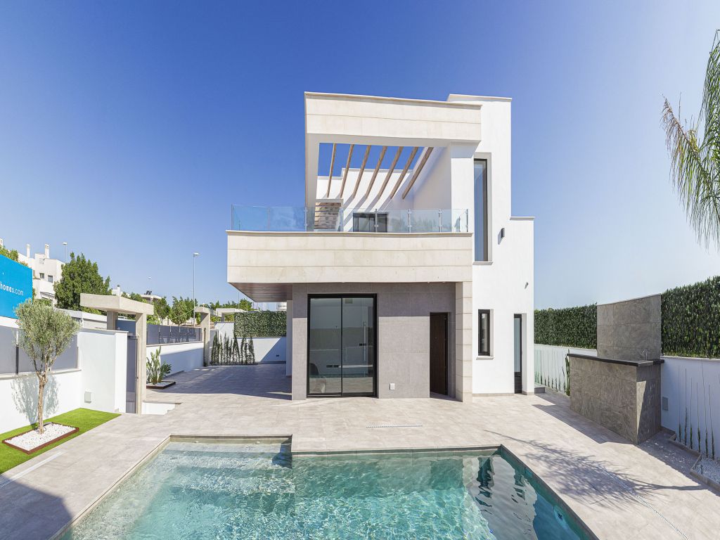 Villa with pool, roof terrace & basement